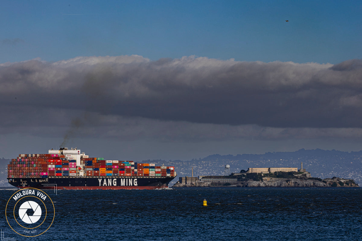 Cargueiro Chinês e a Ilha de Alcatraz na Bay de San Francisco - CA