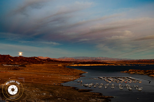 Lua se pondo no amanhecer do Deserto em Nevada - EUA